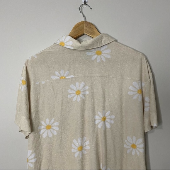 Women's Daisy Print Terrycloth Cream Button Down Short Sleeve Top - Picture 6 of 7